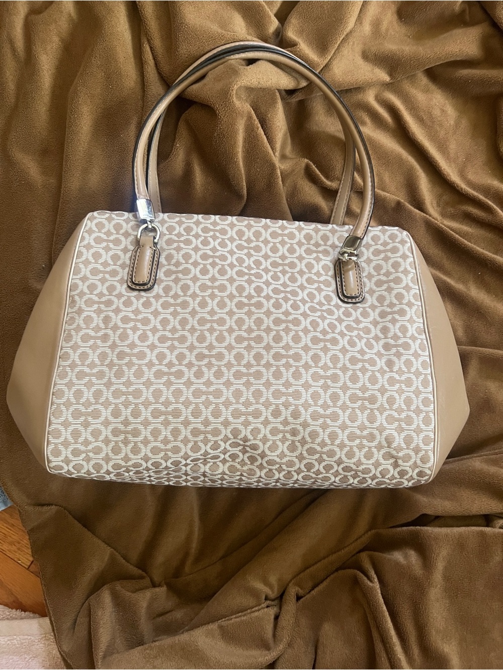 Coach Beige and Cream Signature Shoulder Bag with Gold Turn-Lock - Picture 2 of 2